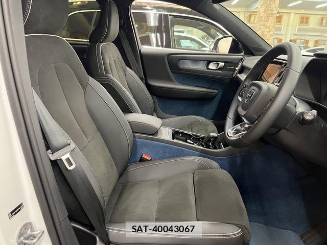 Volvo XC40 2023-07 8132880-3