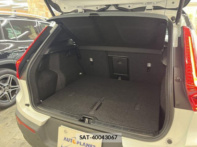 Volvo XC40 2023-07 8132880-5