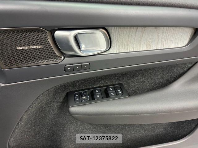 Volvo XC40 2025-10 8210891-20