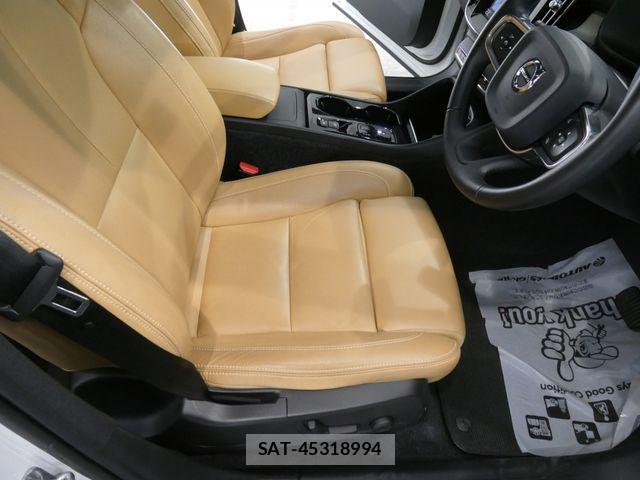 Volvo XC40 2019-07 8210894-9
