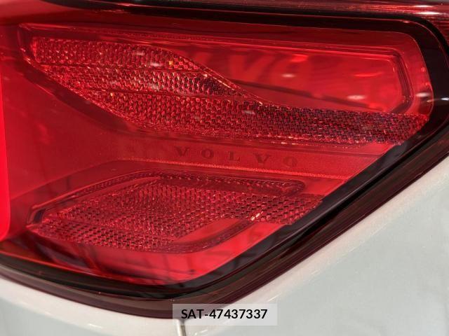 Volvo XC40 2022-03 8210896-9