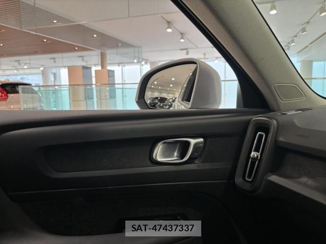 Volvo XC40 2022-03 8210896-13