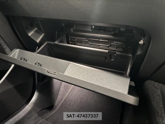 Volvo XC40 2022-03 8210896-14