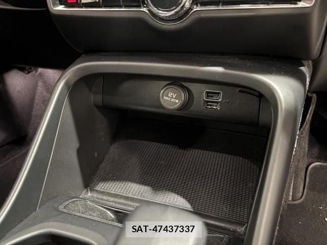 Volvo XC40 2022-03 8210896-15