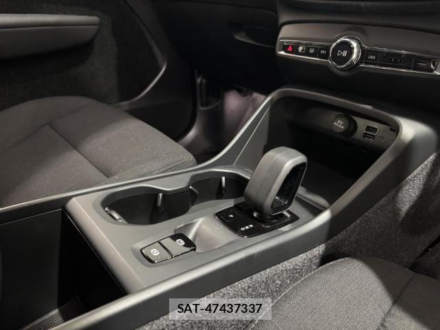 Volvo XC40 2022-03 8210896-16