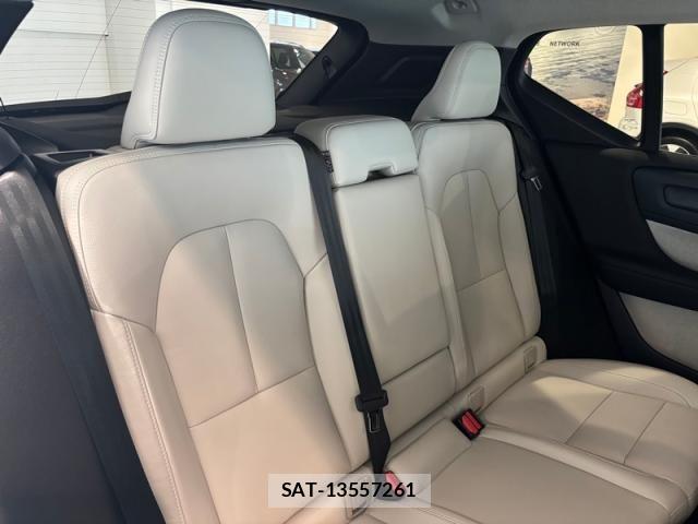 Volvo XC40 2025-09 8210888-9