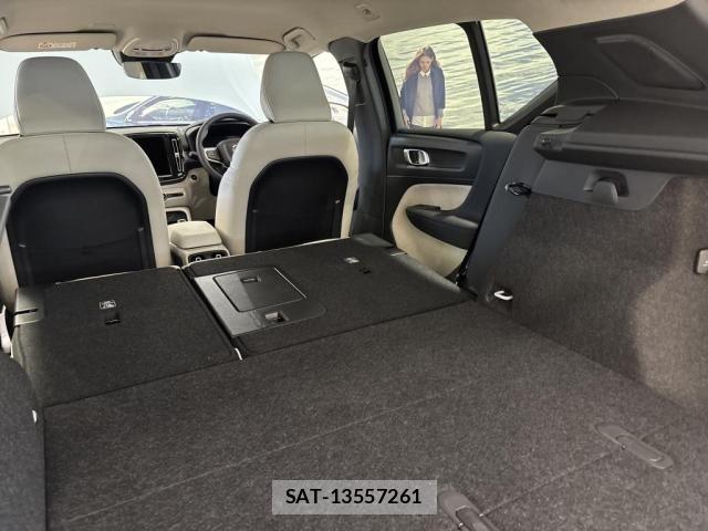 Volvo XC40 2025-09 8210888-10