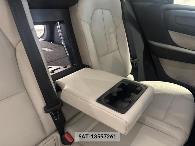 Volvo XC40 2025-09 8210888-18