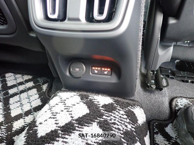 Volvo XC40 2025-06 8247090-25