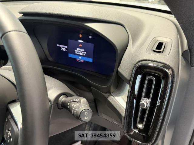 Volvo XC40 2025-04 8338404-10