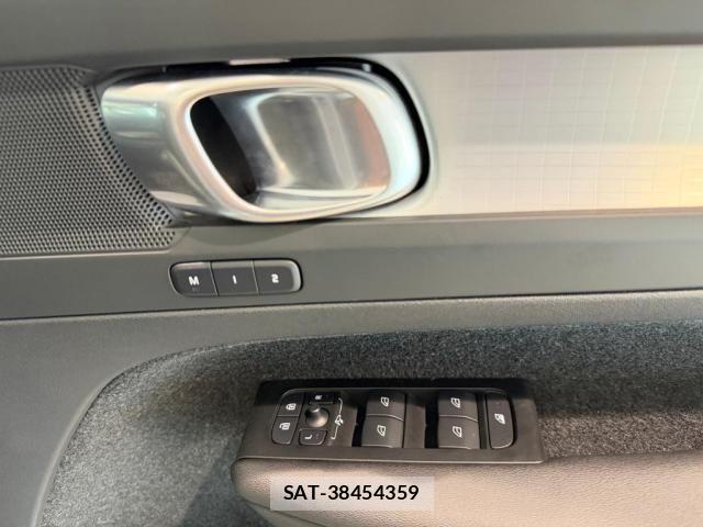 Volvo XC40 2025-04 8338404-24