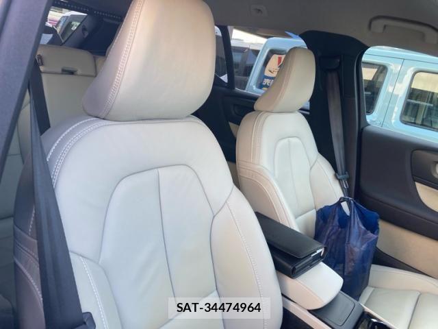 Volvo XC40 2022-10 8369636-9