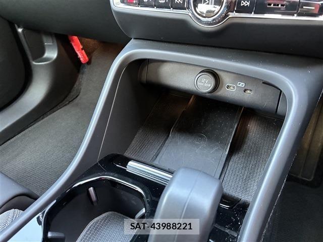 Volvo XC40 2022-12 8528087-15