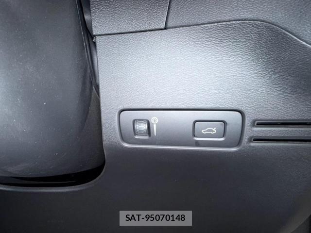 Volvo XC40 2021-11 8564010-16