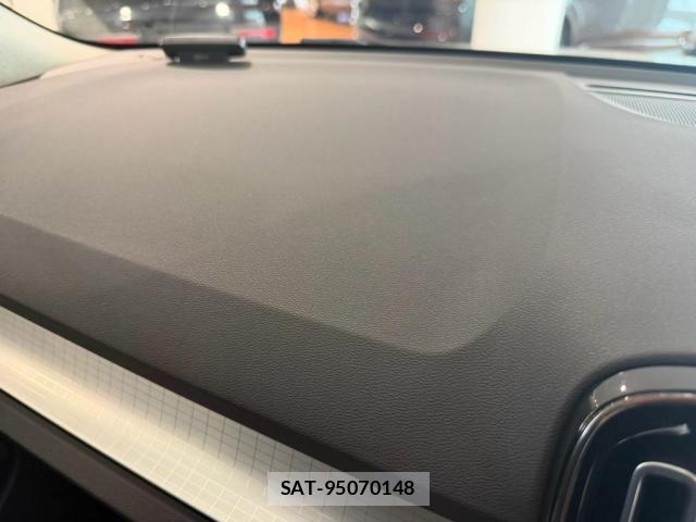 Volvo XC40 2021-11 8564010-18