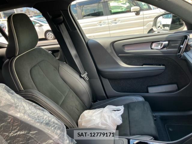 Volvo XC40 2021-09 8686877-9