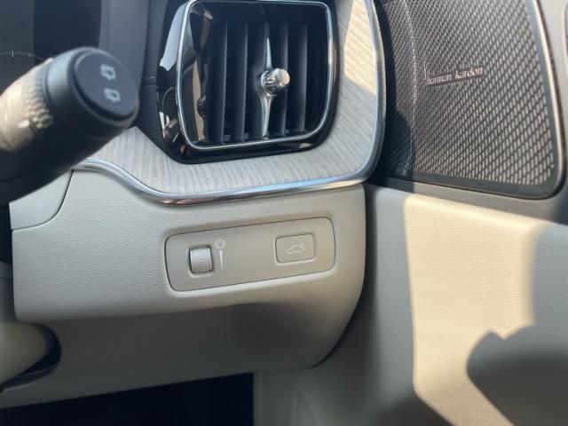 Volvo XC60 2021-02 3687098-14