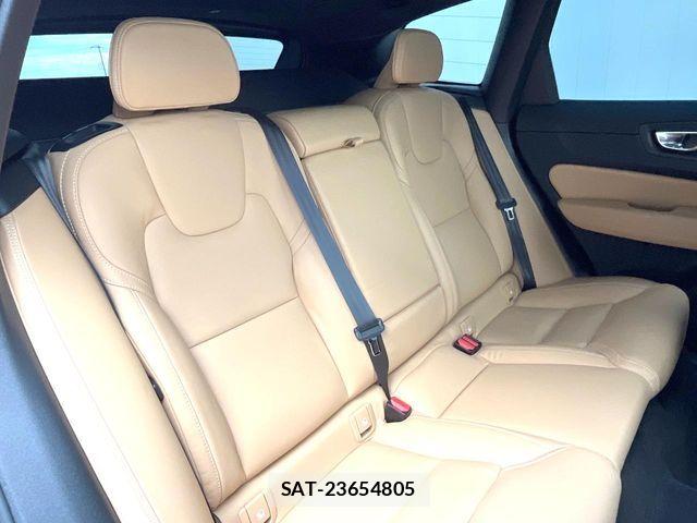 Volvo XC60 2022-10 6753811-12