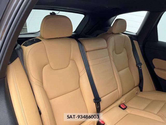Volvo XC60 2022-02 6915079-12