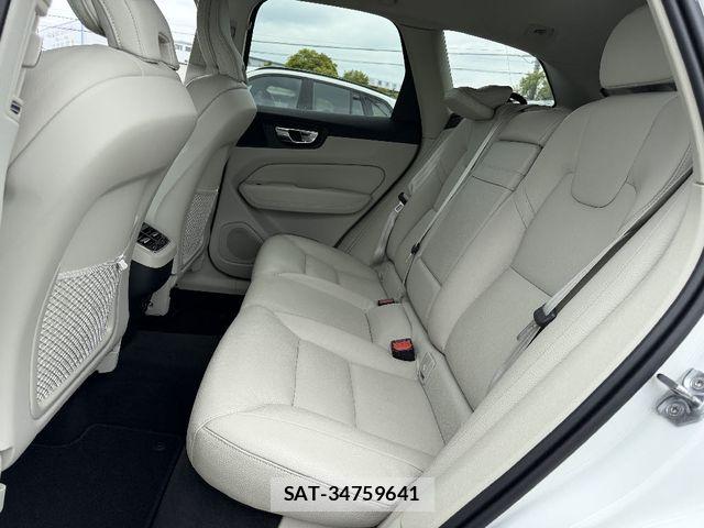 Volvo XC60 2021-03 7061288-7