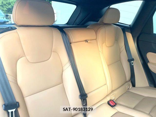 Volvo XC60 2022-06 7061283-11