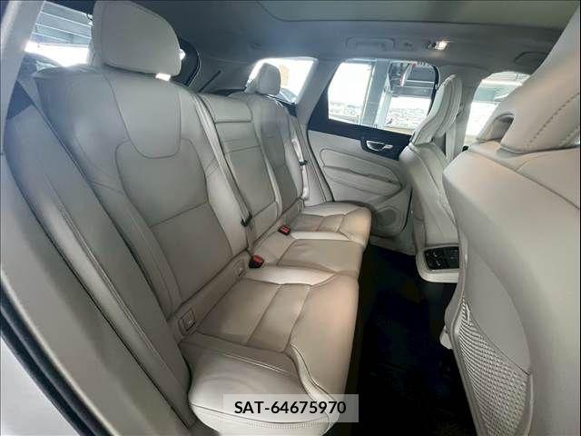 Volvo XC60 2021-06 7360373-7