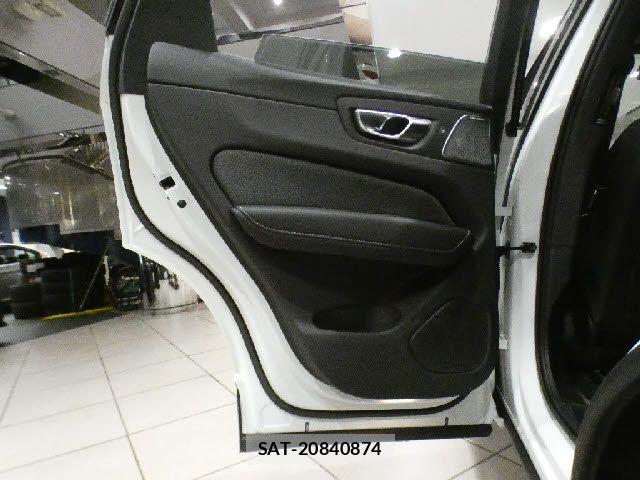 Volvo XC60 2022-05 7880349-21