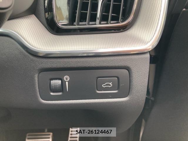 Volvo XC60 2018-06 8102561-16