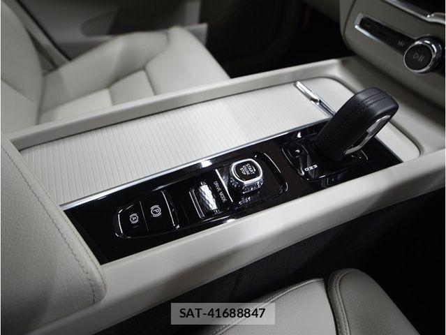 Volvo XC60 2021-07 8210900-28