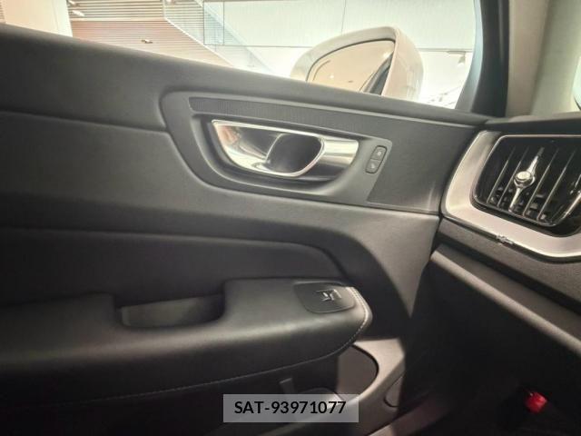 Volvo XC60 2022-09 8353782-12