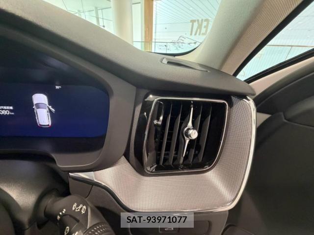 Volvo XC60 2022-09 8353782-23
