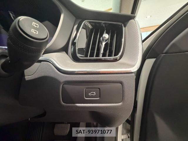 Volvo XC60 2022-09 8353782-24