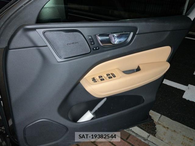 Volvo XC60 2021-11 8369644-14