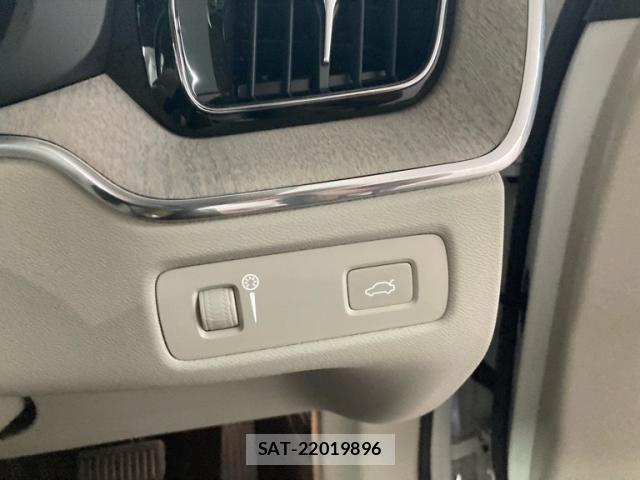 Volvo XC60 2022-08 8564013-12