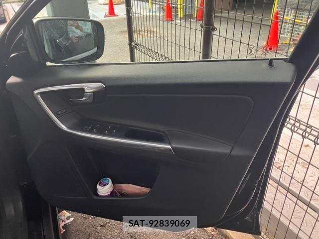 Volvo XC60 2016-08 8629612-14