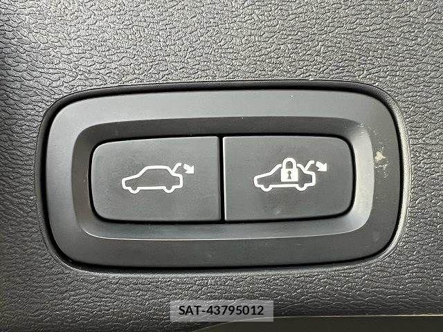 Volvo XC60 2021-07 8746682-9