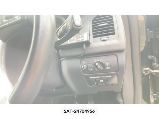 Volvo XC60 2011-08 8746686-7