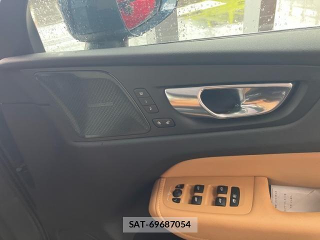Volvo XC60 2022-04 8797877-16