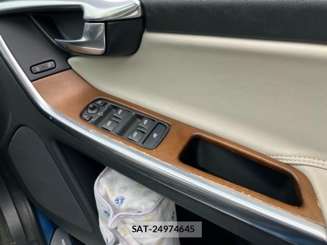 Volvo XC60 2015-11 8851021-12