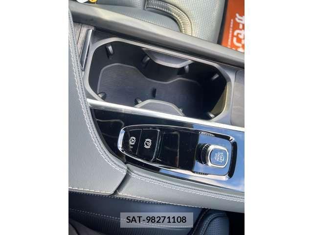 Volvo XC90 2022-07 1830018-8