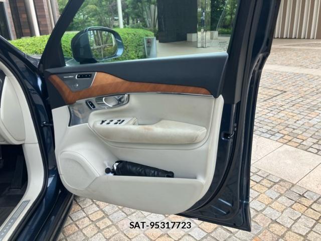 Volvo XC90 2017-08 8102563-9