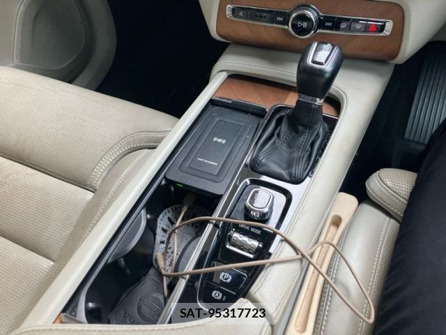 Volvo XC90 2017-08 8102563-18