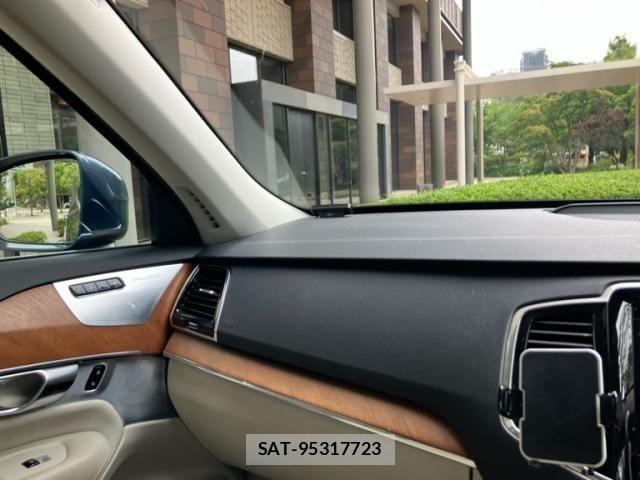 Volvo XC90 2017-08 8102563-24