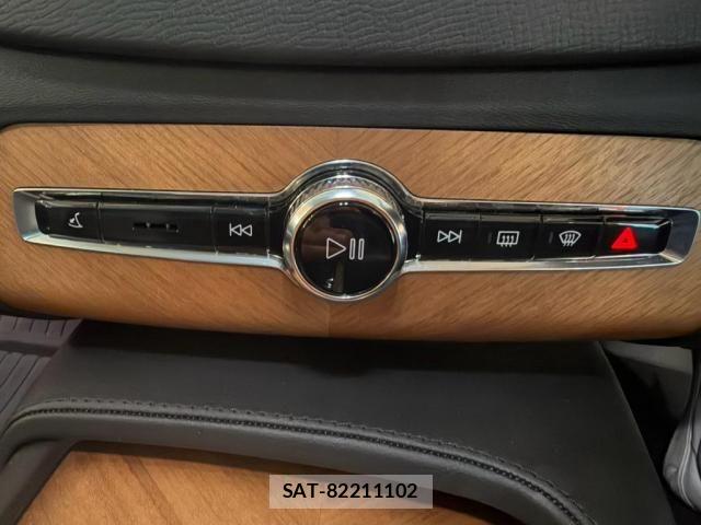 Volvo XC90 2022-10 8564018-10