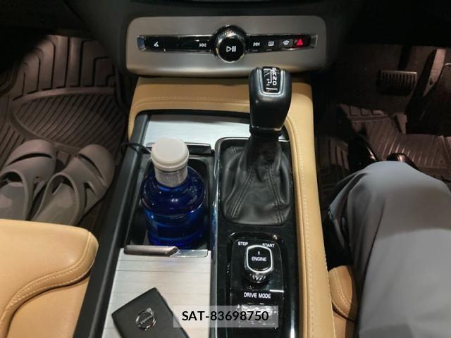 Volvo XC90 2017-06 8851023-27