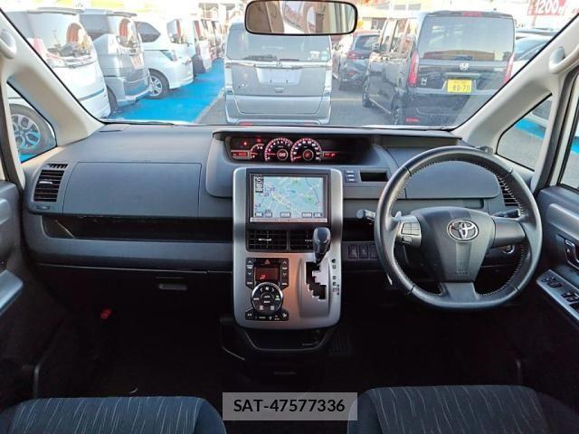 Toyota VOXY 2012-10 1665127-2