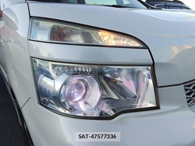Toyota VOXY 2012-10 1665127-8