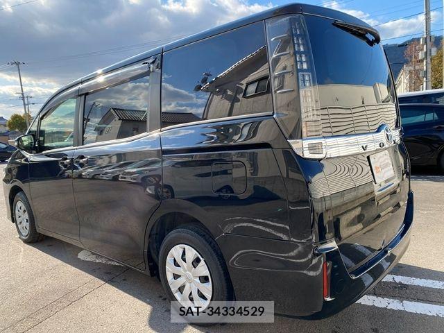Toyota VOXY 2017-04 2101402-8