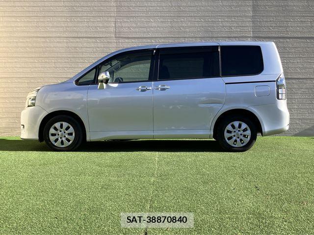 Toyota VOXY 2013-10 2318931-9