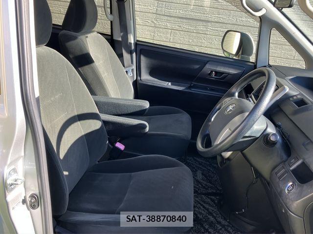 Toyota VOXY 2013-10 2318931-2